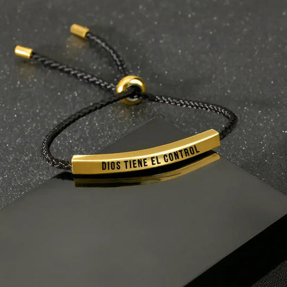 Pulsera “Dios Tiene el Control” — Un recordatorio diario de fe, elegante y resistente