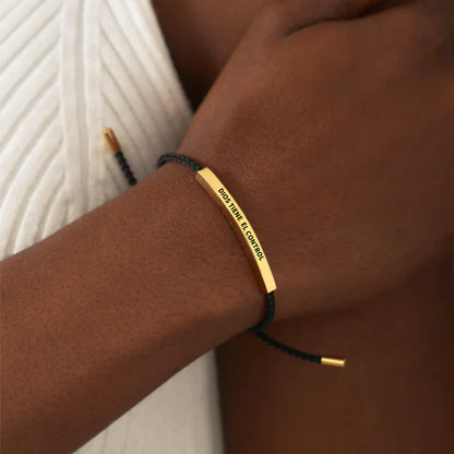 Pulsera “Dios Tiene el Control” — Un recordatorio diario de fe, elegante y resistente